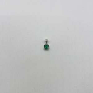 DIJE CLASICO PARA DAMA CON ESMERALDA LAB 5X5 0.57ct