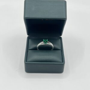 ANILLO PARA DAMA ENTRELAZADO CON ESMERALDA LAB 5X7 0.70ct