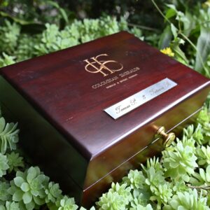 CAJA DE LUJO PARA ANILLOS DE MATRIMONIO EN ORO/PLATA HECHO CON MATERIAL DE PINO