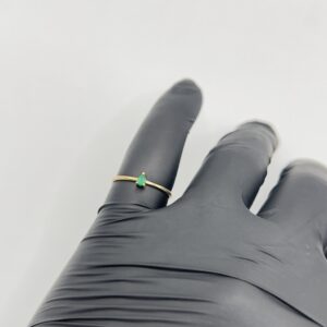 ANILLO ESSENCE GREEN CON ESMERALDA NATURAL Y ORO AMARILLO