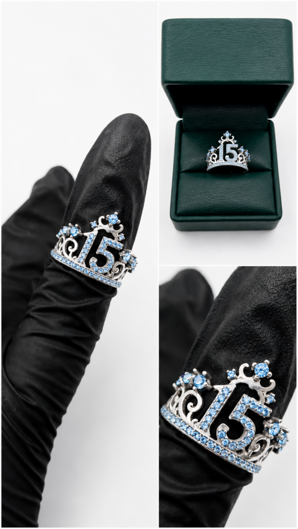 Anillo de quince años Couronne Bleue en plata 925 con corona, numero 15 y zircones azules