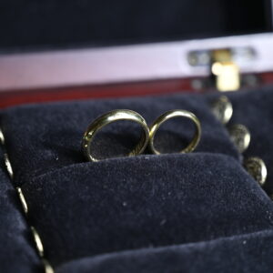 Argollas de matrimonio en oro amarillo 18k dentro de caja de lujo