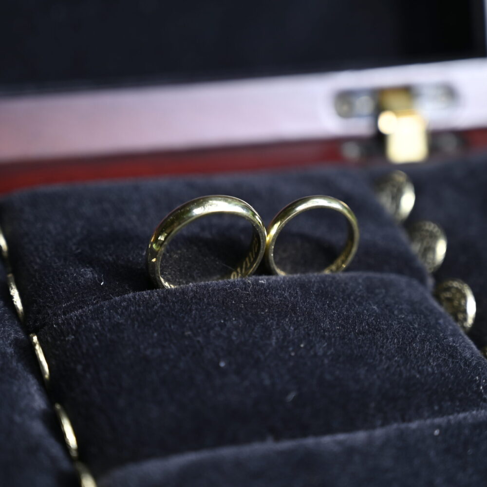 Argollas de matrimonio en oro amarillo 18k dentro de caja de lujo