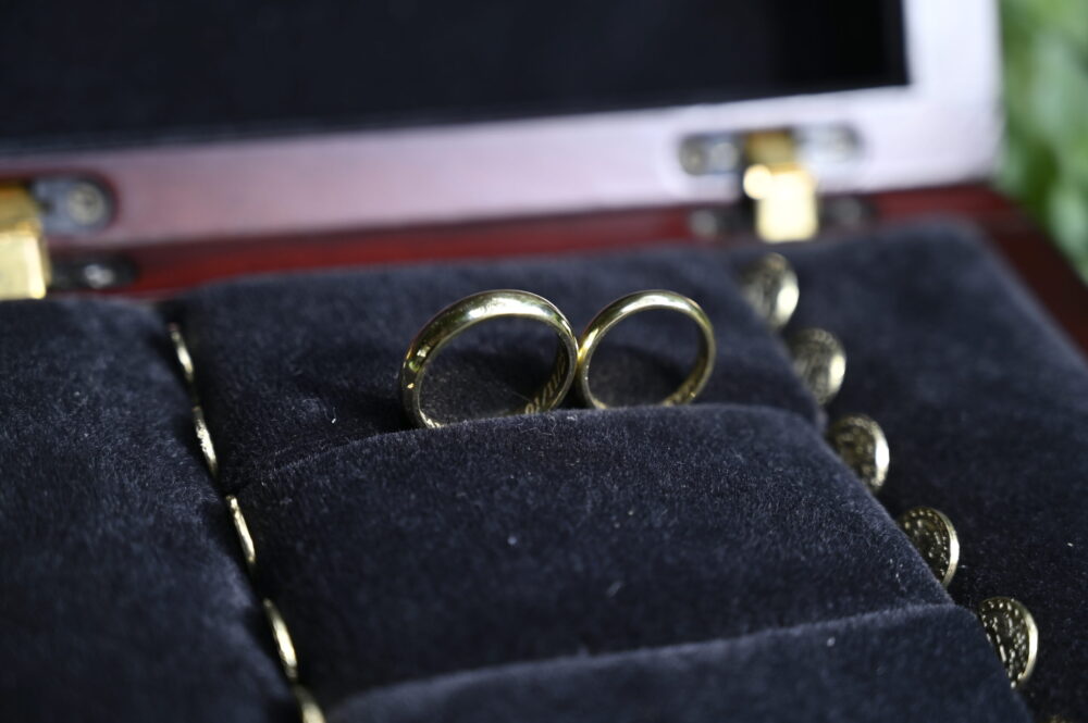 Argollas de matrimonio en oro amarillo 18k dentro de caja de lujo