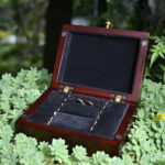 Caja de lujo en madera con las argollas de matrimonio en oro 18k