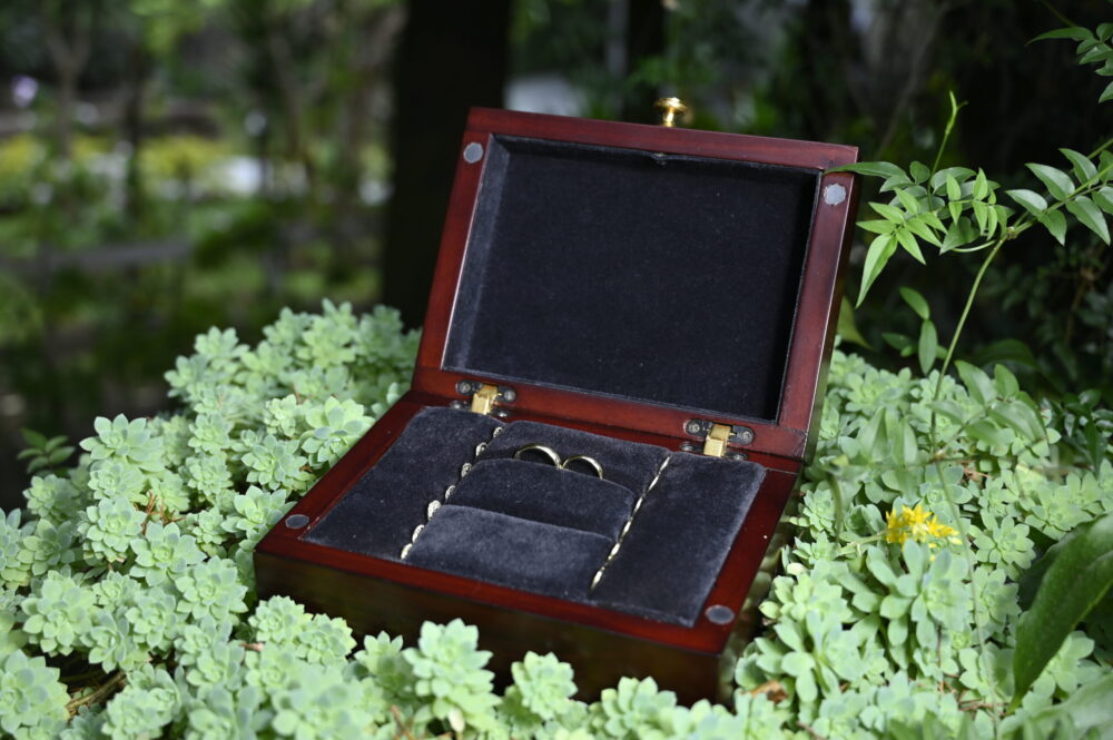 Caja de lujo en madera con las argollas de matrimonio en oro 18k