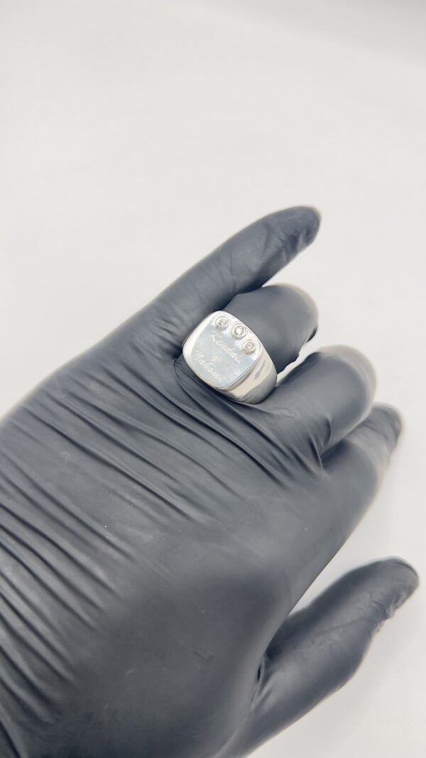 Anillo de sello Chevaliere para caballero en plata 925 con grabado laser personalizado y zircones blancos