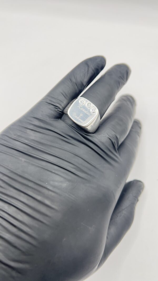 Anillo de sello Chevaliere para caballero en plata 925 con grabado laser personalizado y zircones blancos