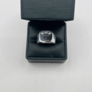 Anillo de sello Chevaliere para caballero en plata 925 con grabado laser personalizado y zircones blancos