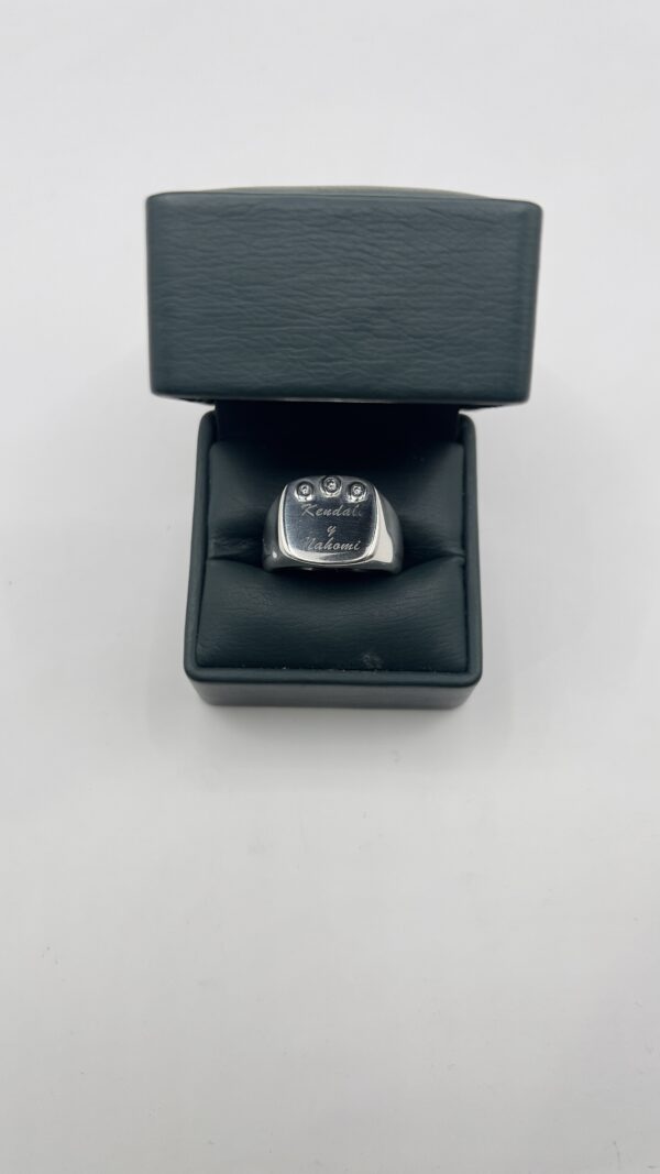 Anillo de sello Chevaliere para caballero en plata 925 con grabado laser personalizado y zircones blancos
