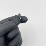 Detalle del engaste de garras del topo de zafiro azul en plata 925