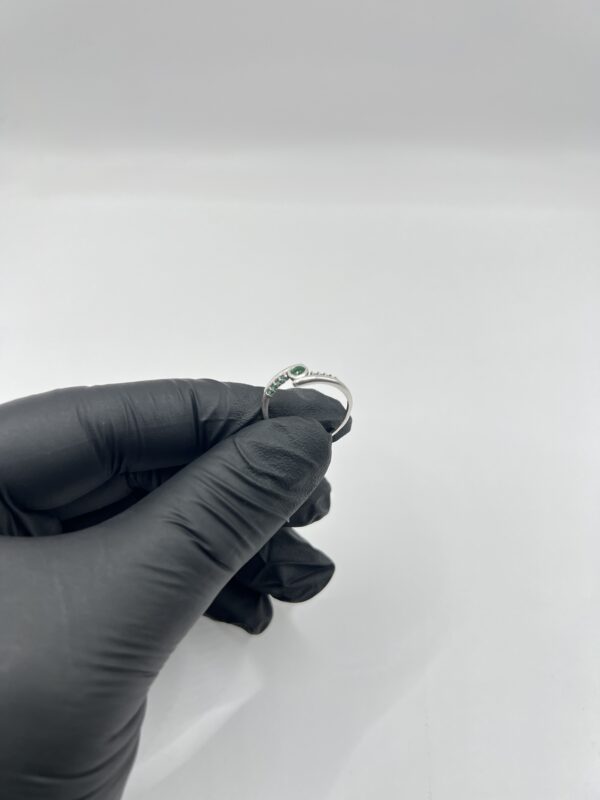 Vista lateral del anillo Comete Emeraude en plata ley 925