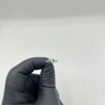 Detalle de las esmeraldas de 1 mm en los costados del anillo