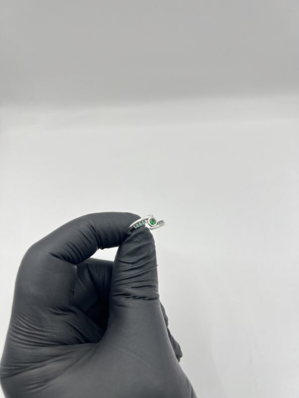 Detalle de las esmeraldas de 1 mm en los costados del anillo