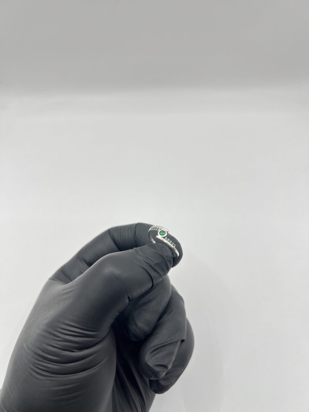 Anillo cruzado de plata 925 con esmeraldas naturales