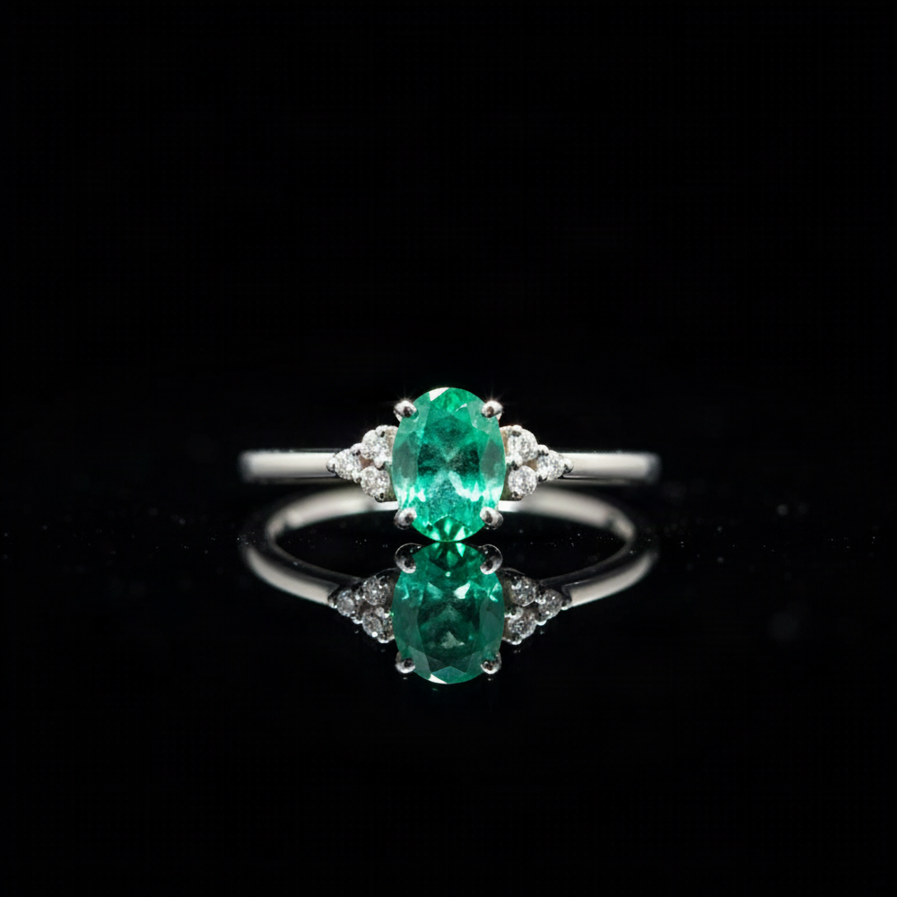 Anillo de Compromiso Reine Émeraude con Esmeralda Natural Colombiana y Diamantes de Laboratorio en Plata Ley 925