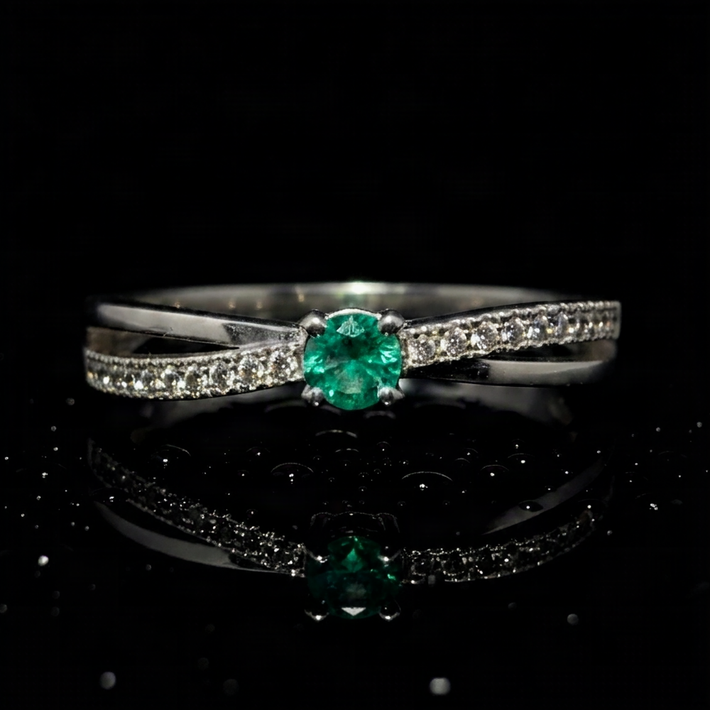 Anillo Lumière con Esmeralda Natural Colombiana de 4 mm en Plata 925