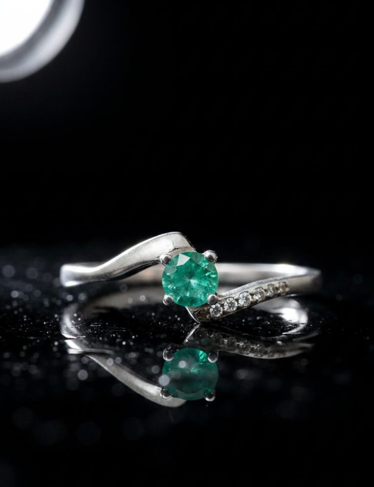 Anillo Éclat con Esmeralda Natural Colombiana de 4 mm en Plata 925