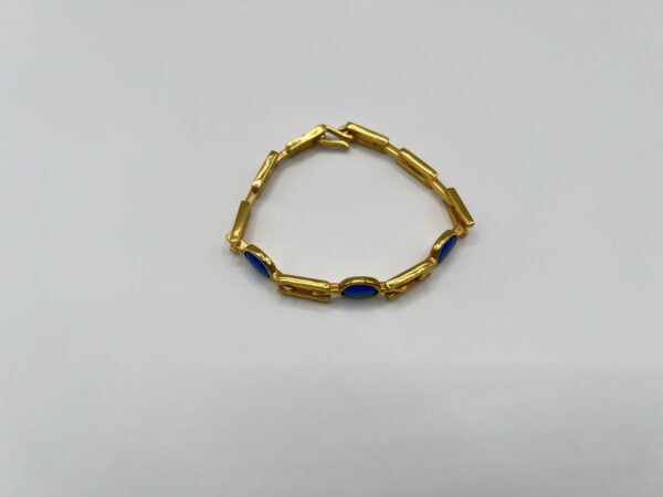 Detalle del brazalete de hombre en oro 18k con ópalos