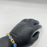 Brazalete de hombre en oro 18k con ópalos puesto en la muñeca