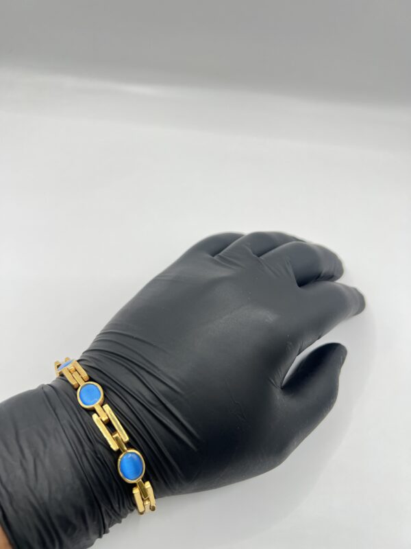 Brazalete de hombre en oro 18k con ópalos puesto en la muñeca