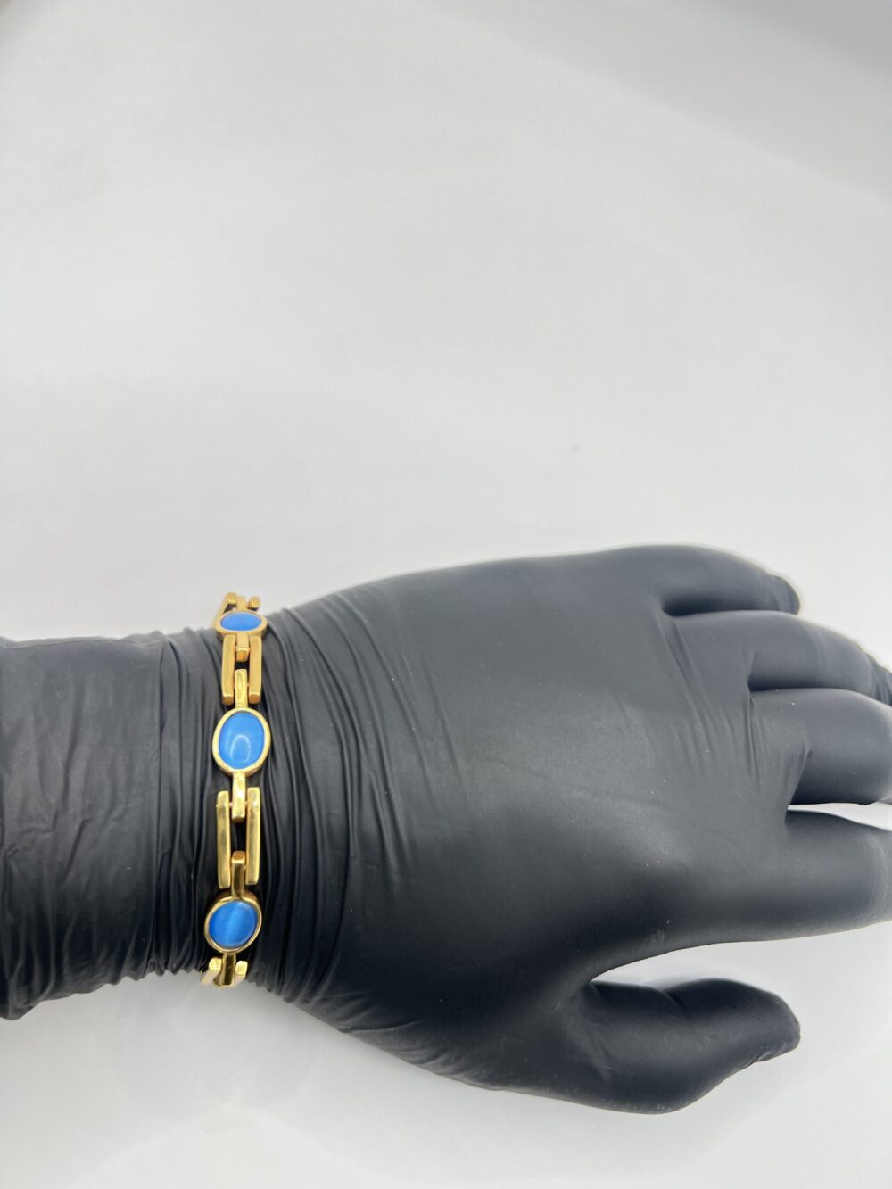 Cierre del brazalete de hombre en oro 18k con ópalos