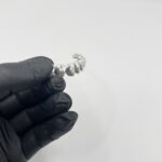 Detalle del grillz en plata con diamantes de laboratorio