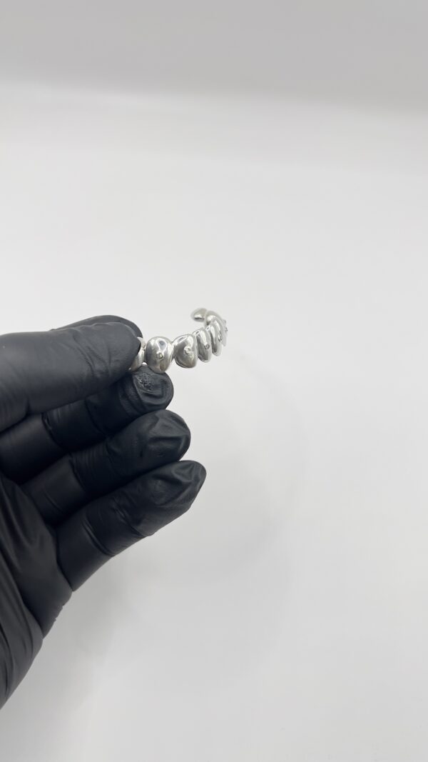 Detalle del grillz en plata con diamantes de laboratorio