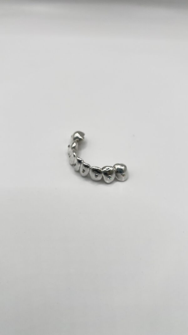 Grillz en plata con diamantes de laboratorio, vista frontal