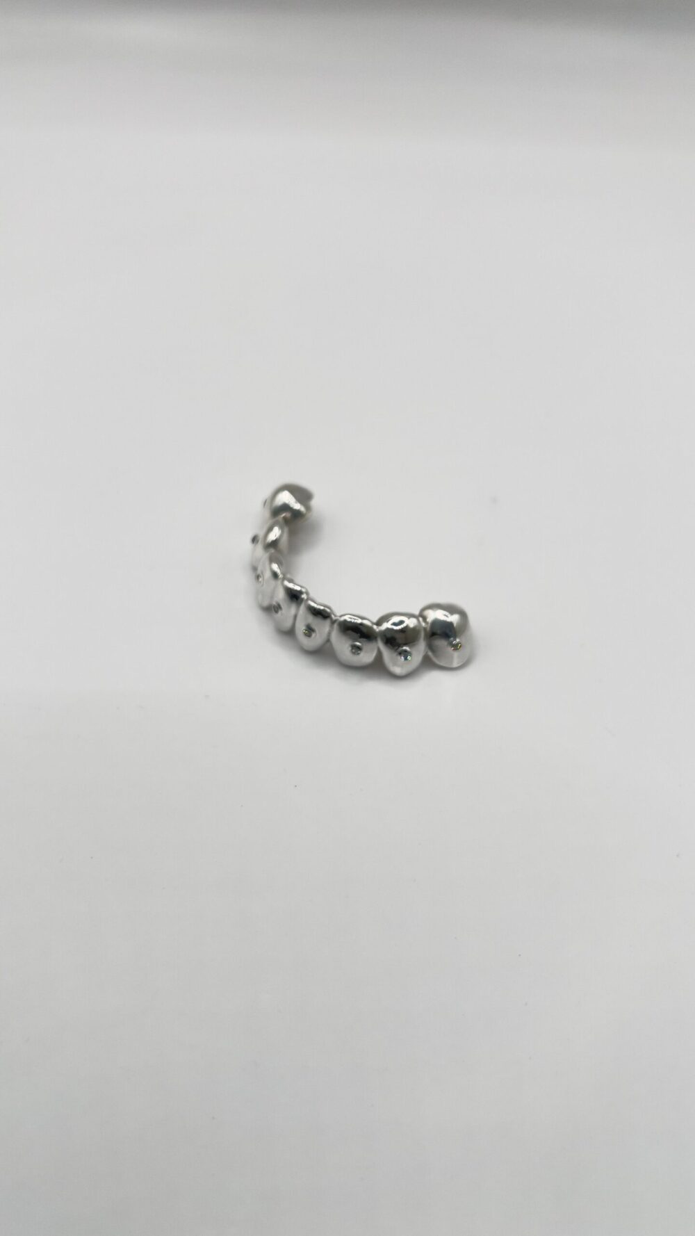 Grillz en plata con diamantes de laboratorio, vista frontal