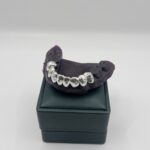 Grillz en plata con diamantes de laboratorio, vista lateral