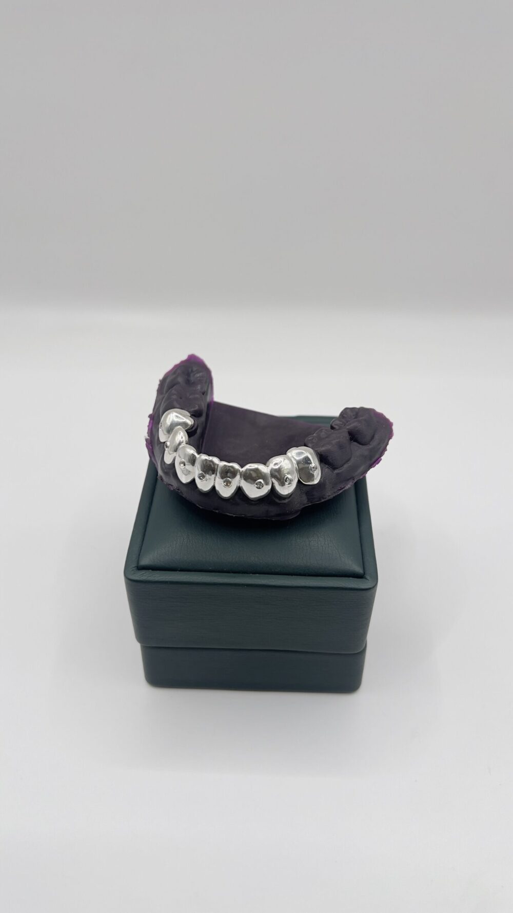 Grillz en plata con diamantes de laboratorio, vista lateral