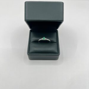 Anillo de Compromiso Reine Émeraude con Esmeralda Natural Colombiana y Diamantes de Laboratorio en Plata Ley 925
