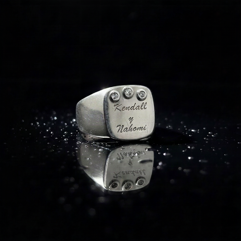 Anillo de Sello Chevalière en Plata 925 con Grabado Láser y Zircones Blancos