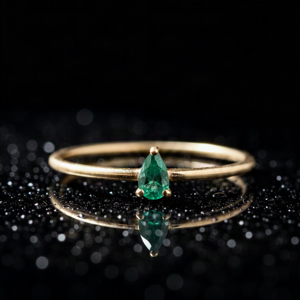 Anillo Essence Green con Esmeralda Natural Colombiana en Oro Amarillo 18k