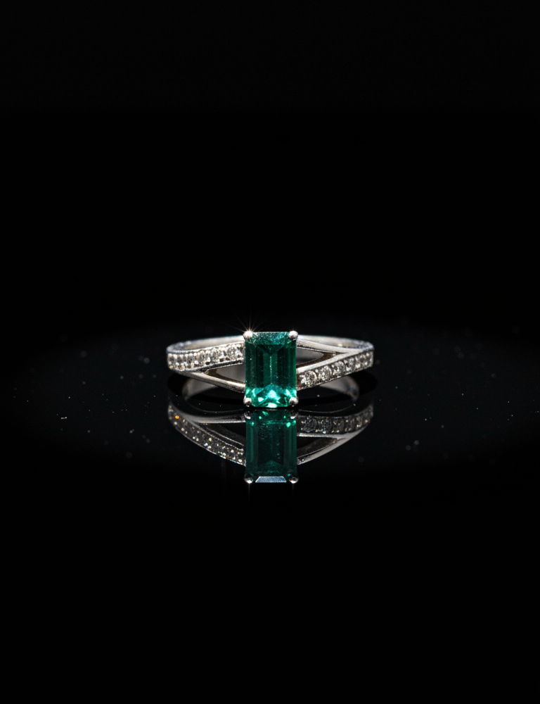 Anillo para Dama Entrelazado con Esmeralda Natural 5×7 mm de 0.70 ct