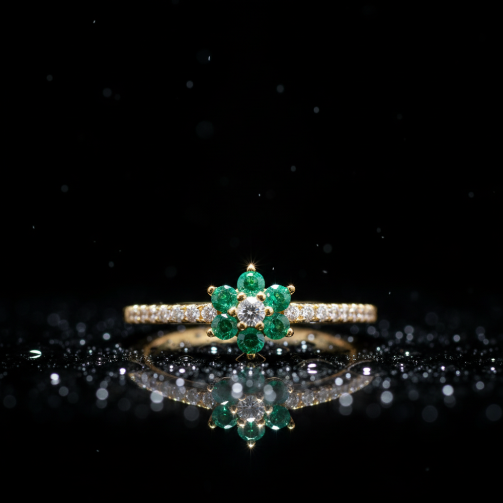 Anillo Fleur d'Émeraude con Esmeraldas Naturales Colombianas en Oro Amarillo 18k