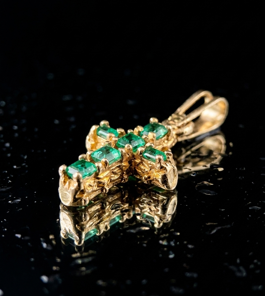 Dije Cruz Jardin d’Émeraude con Esmeraldas Naturales Colombianas en Oro Amarillo 18k