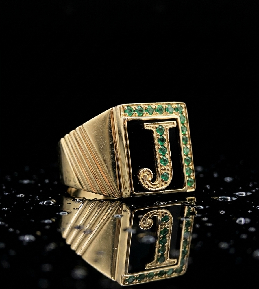 Anillo Initiale J para Caballero con Esmeraldas Naturales Colombianas en Oro Amarillo 18k