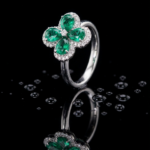 Anillo de plata 925 en forma de trébol con cuatro esmeraldas naturales colombianas de talla pera y halo de diamantes de laboratorio