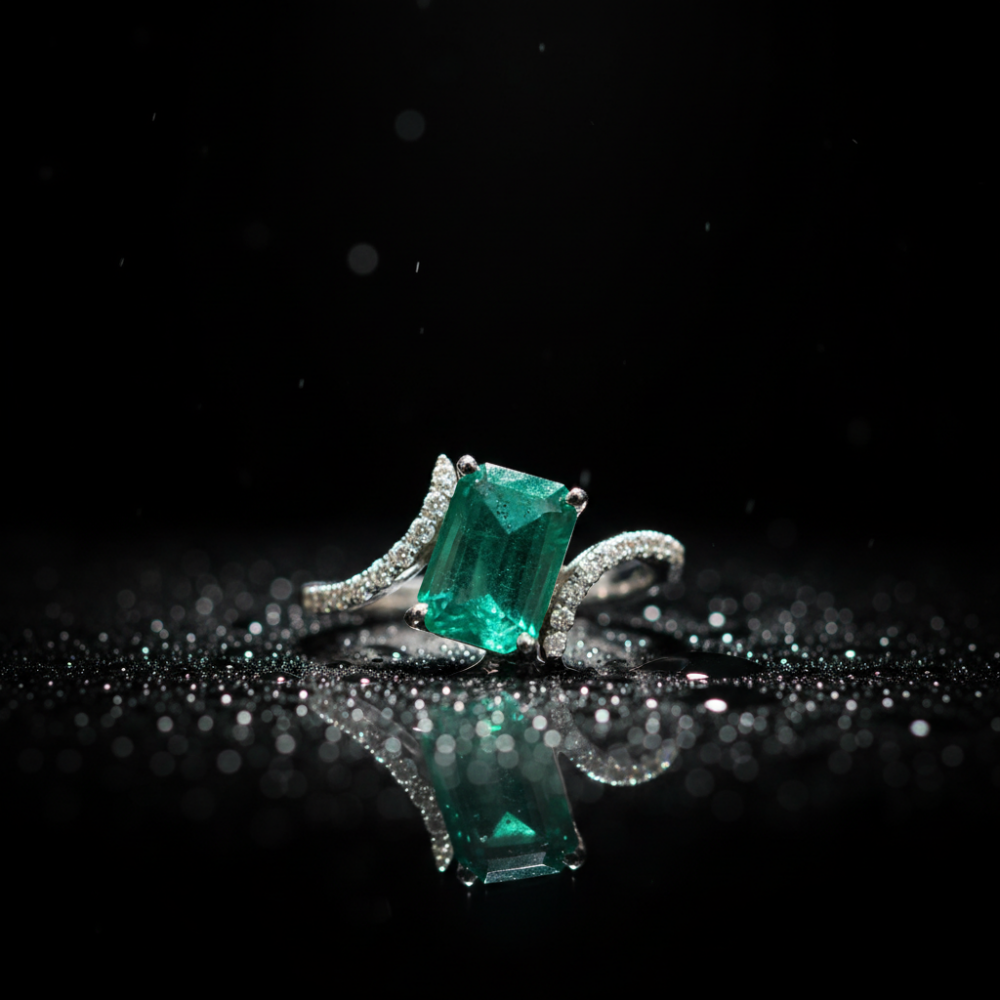 Anillo Élan Émeraude con Esmeralda Natural Colombiana y Zircones en Plata Ley 925