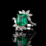 Anillo de plata 925 con esmeralda natural colombiana de talla esmeralda rodeada de diamantes de laboratorio en forma de hojas
